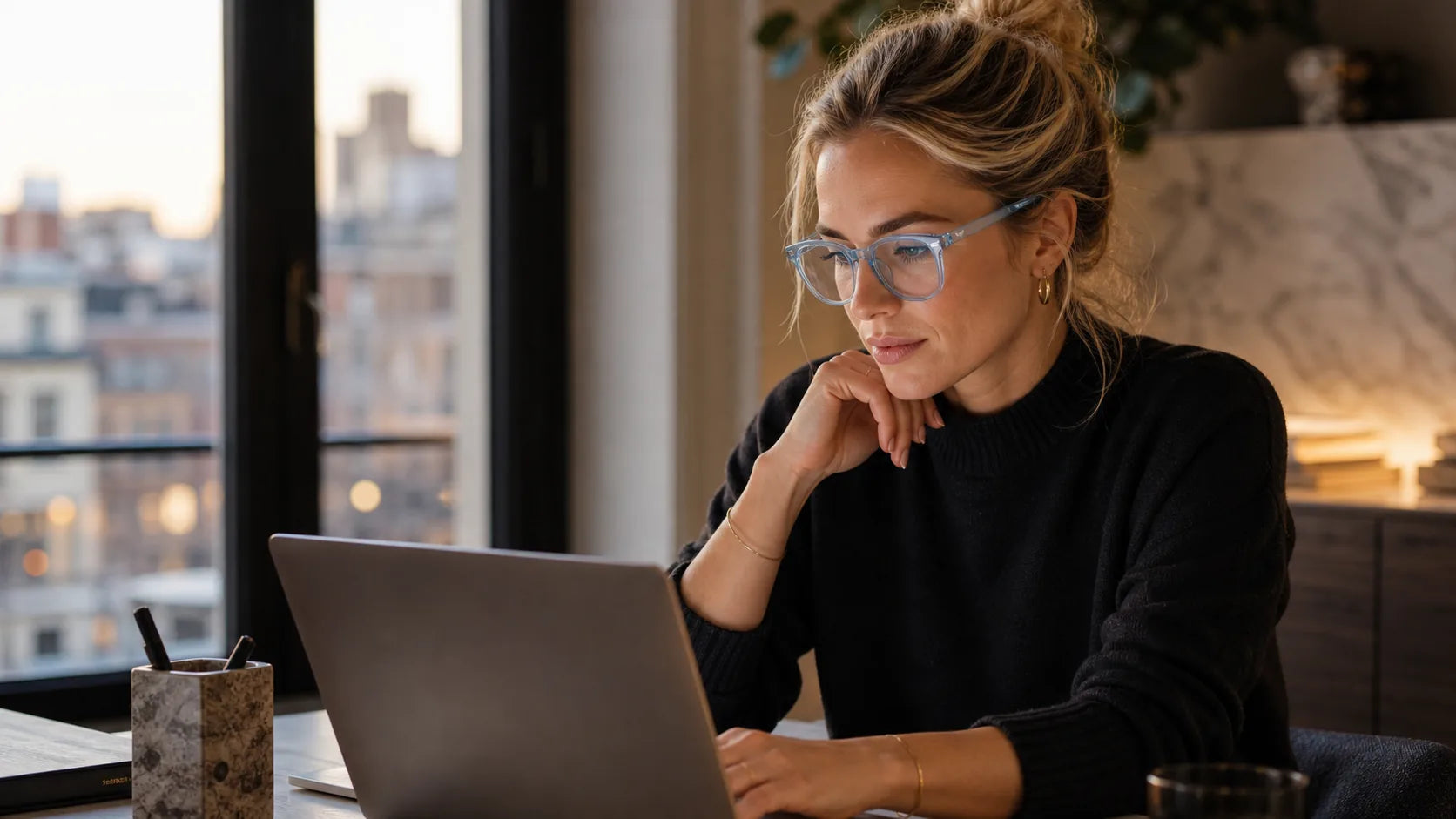 Vrouw met een transparante GLASSED computerbril achter haar laptop